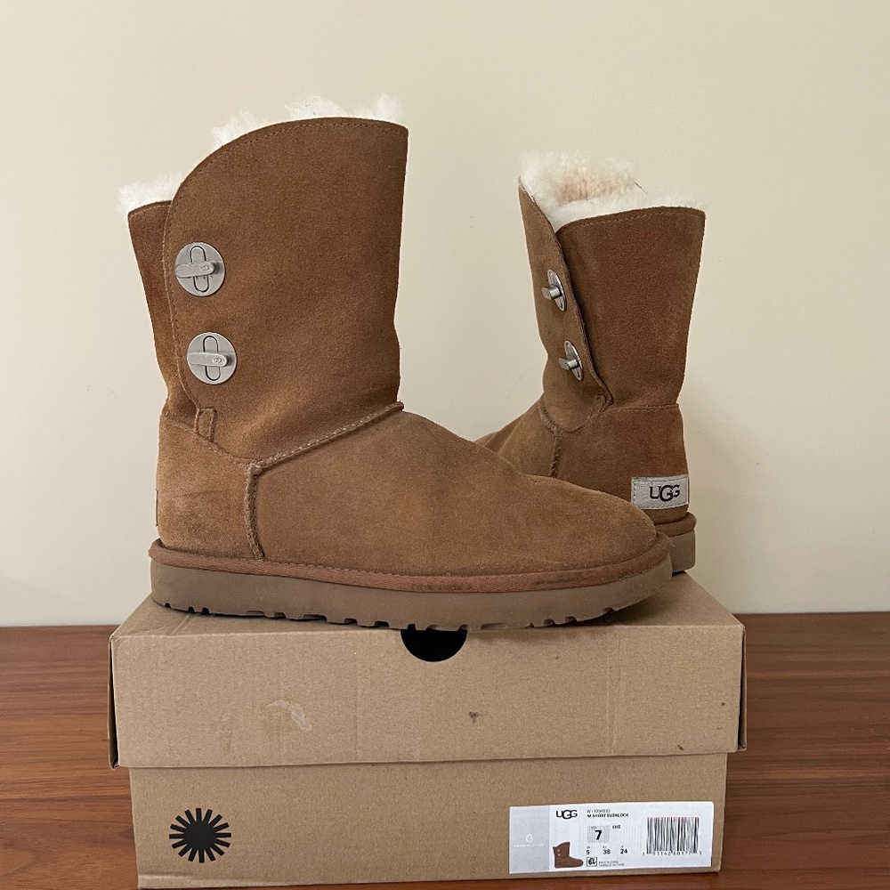 UGG Short Turnlock Boots EUC in Brown